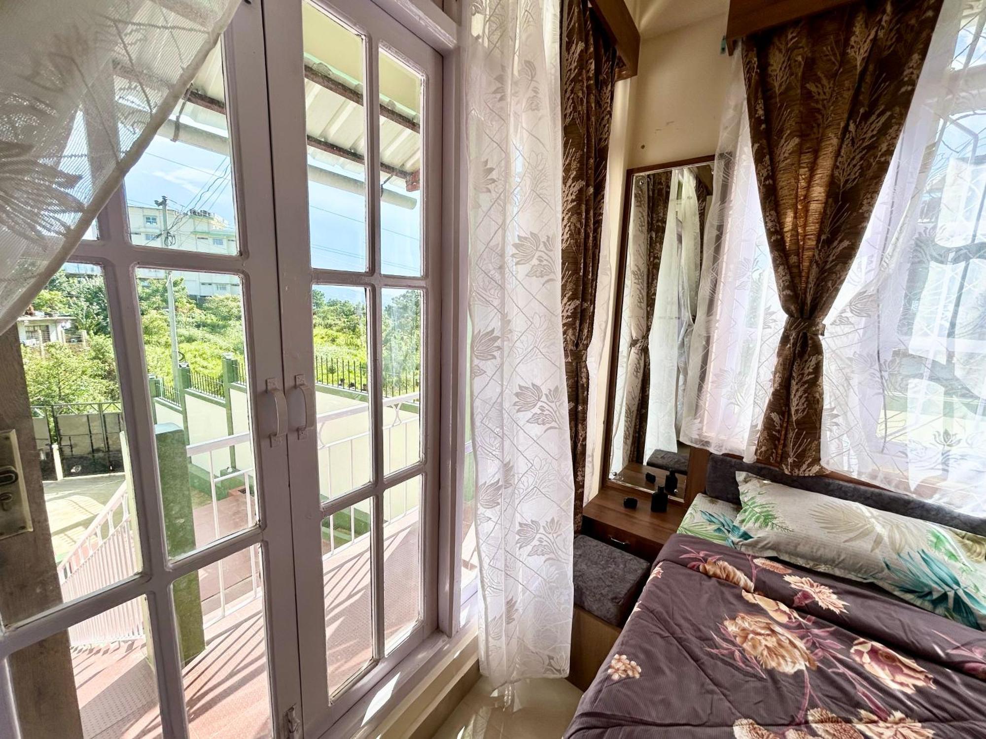 שילונג Yepplo Holiday Home - Complimentary Breakfast - 24 Hrs Caretaker & Power Backup מראה חיצוני תמונה