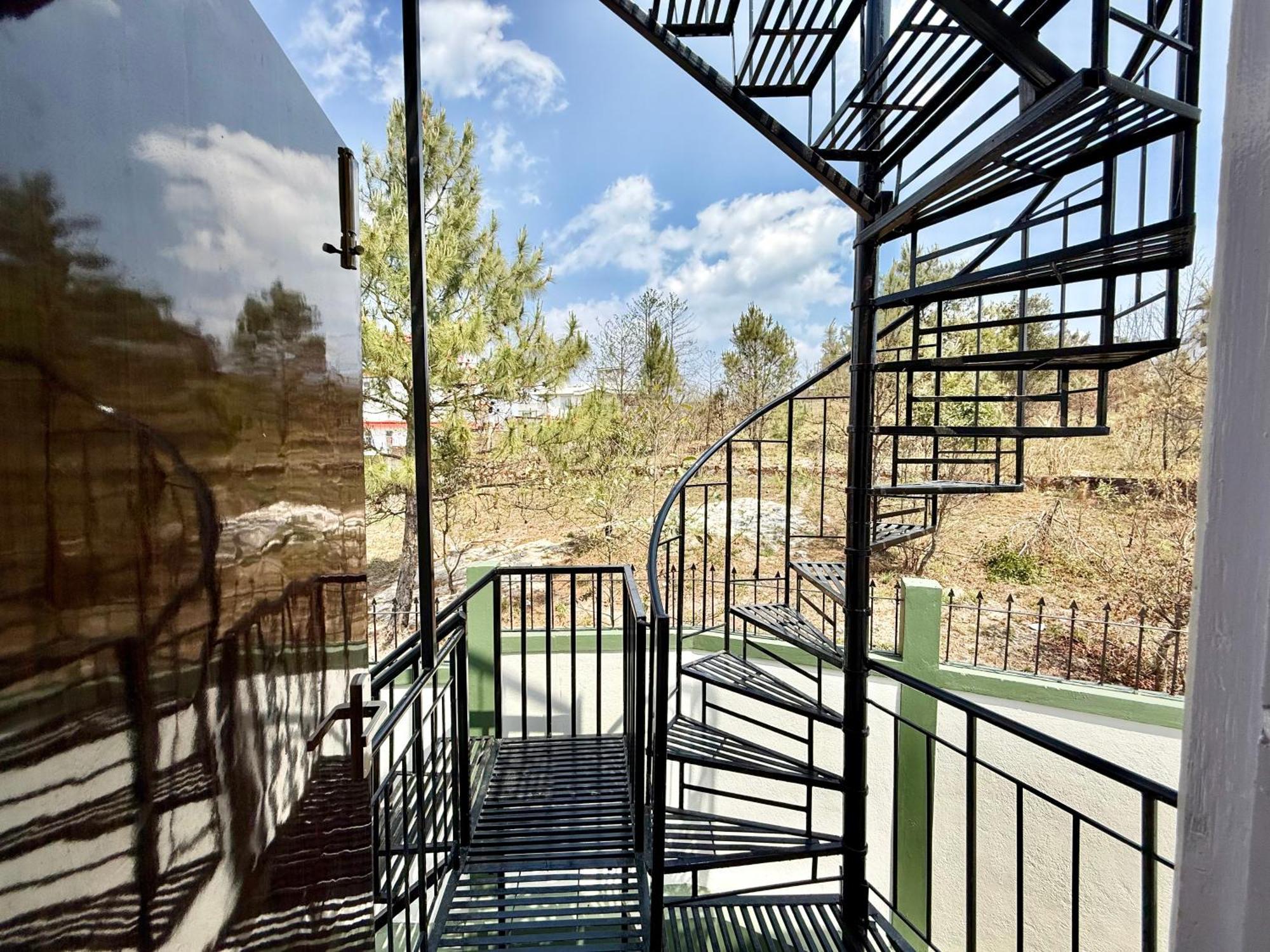 שילונג Yepplo Holiday Home - Complimentary Breakfast - 24 Hrs Caretaker & Power Backup מראה חיצוני תמונה